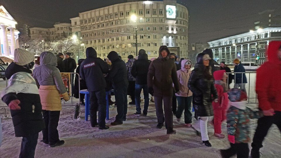     На входе — несколько полицейских и тщательный досмотр Ирина ФАДЮШИНА