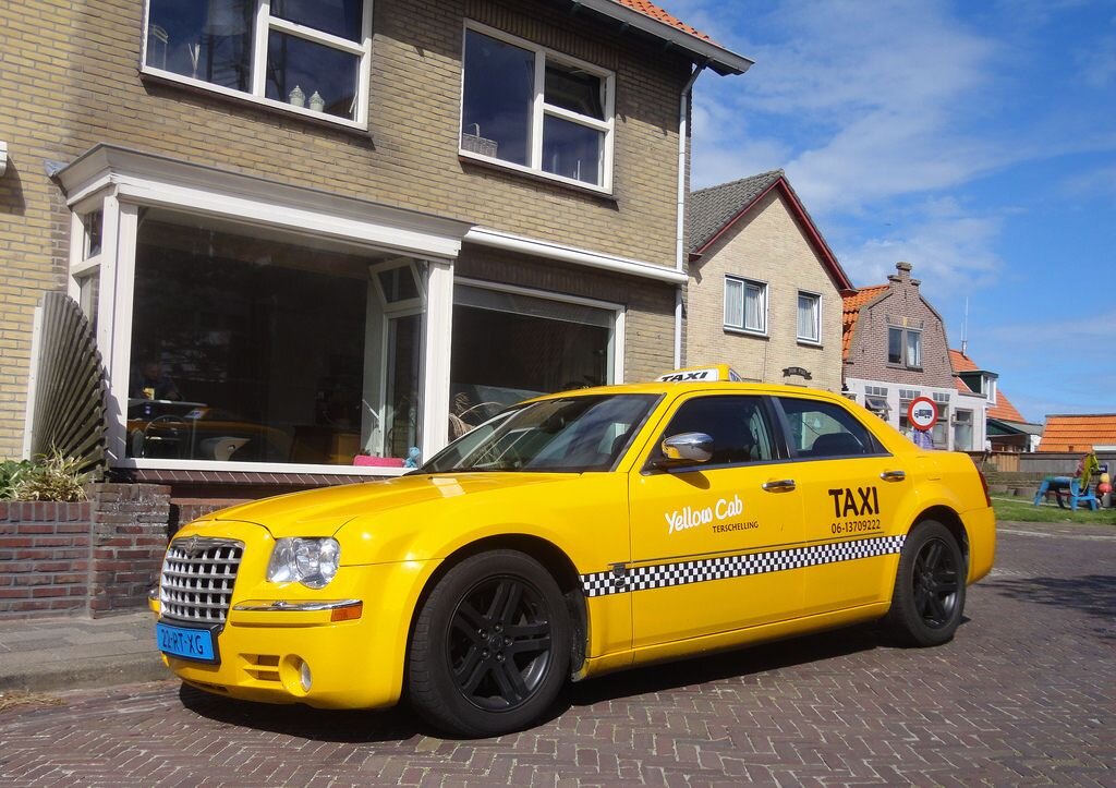 Такси велико. Chrysler 300c Taxi. Крайслер 300с в такси. 300c Yellow Wagon. Ауди р8 такси.