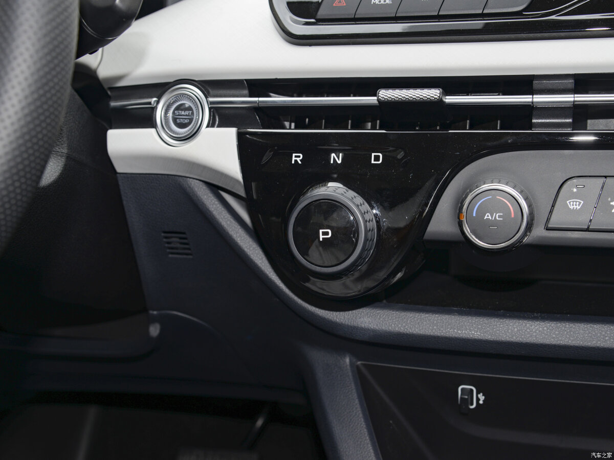 Как и в большинстве китайских электромобилей, за направление движения отвечает шайба