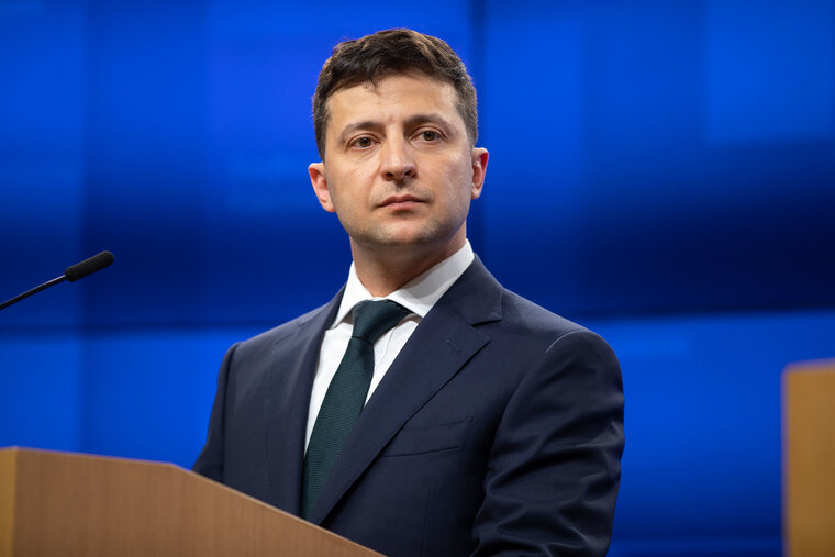    Владимир Зеленский поручил командованию сформировать резервы личного состава