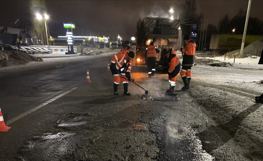 В Твери более 20 участков дорог залатали литым асфальтобетоном этой зимой