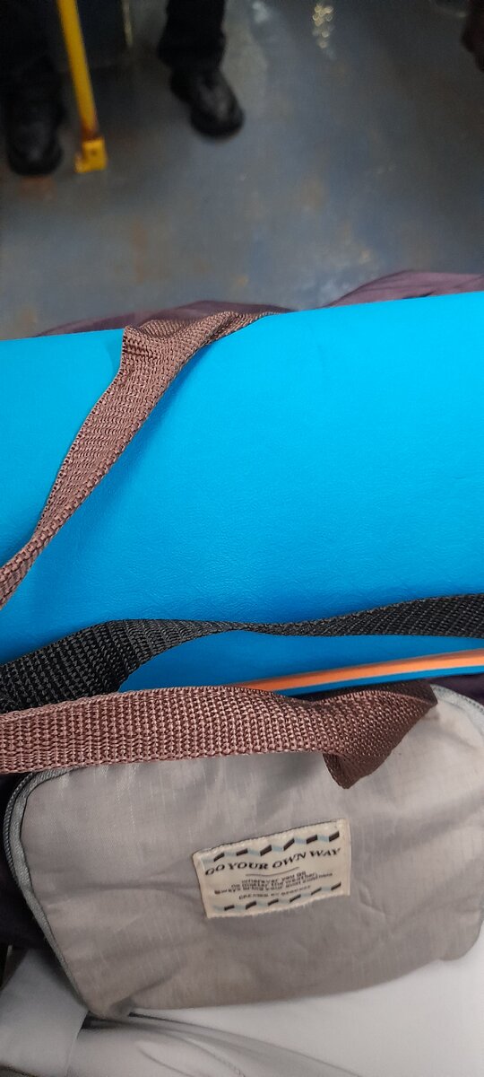 В зал еду на автобусе,пешком далеко.