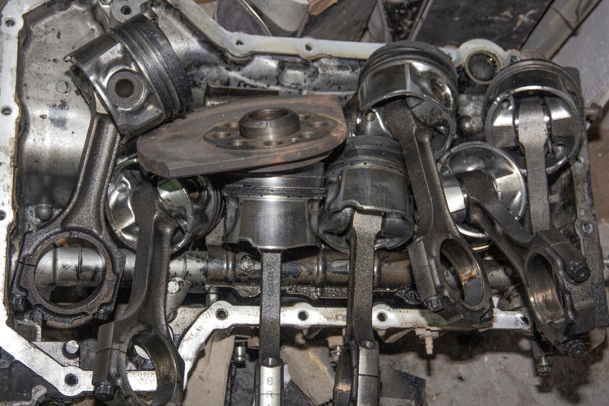 Двигатель выйдет из строя. Сломанный двигатель. Двигатель выйдет из строя. Mgu-k f1. Ремонт двигателя cadillac.