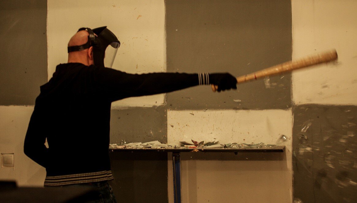 Фото с ресурса: 66.ru. Антистресс-клуб «Махать-колотить». Проверяют, как работает бита.