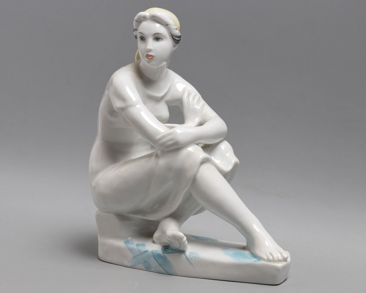 Скульптура "Летний день", автор модели Гендельман Е.А, художник Косенкова К.Г., ЛФЗ 1960-е гг. Размер 20,5х17,5х8 см. В хорошем состоянии. Продана за 10500 рублей. https://ru.bidspirit.com