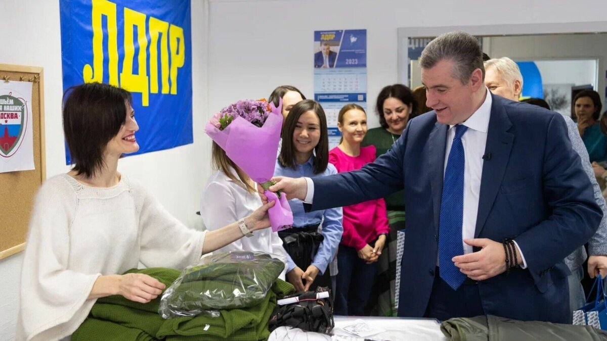     Российское движение «Плечом к плечу» создано для того, чтобы объединить не только оппозиционные партии, но и патриотов страны. В нем нет ни бюрократии, ни партсобраний. При этом каждый желающий может приблизить свою Родину к победе. Об этом сказал лидер ЛДПР Леонид Слуцкий.