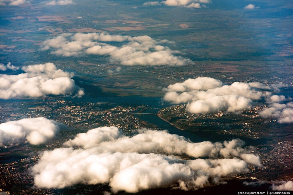 Высота облаков погода. Облака из самолета. Вид с самолета на облака. Небо вид с самолета. Самолет в небе.