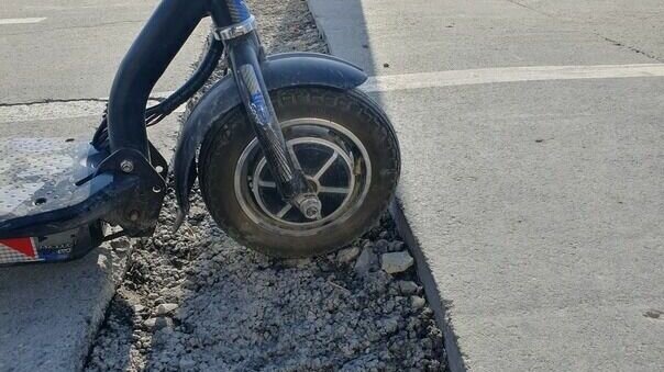     В паблике «ЧС Тюмень» горожанин предупредил владельцев велосипедов и самокатов о яме на велодрожке возле сквера Десантников, которую из-за тени сложно заметить.