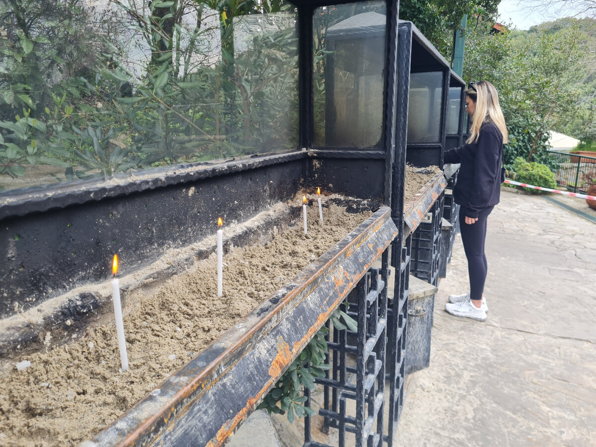 Рядом с домиком. Свечки по 10 лир (~40 руб)