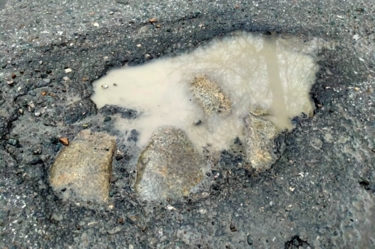    В Новосибирске под разрушенным асфальтом обнажилась 100-летняя мостовая