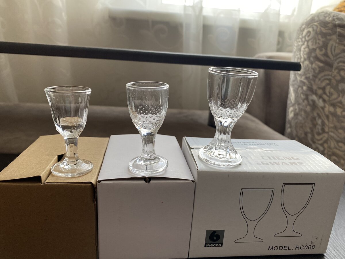 Два набора рюмок малюток принесли 1000 руб.