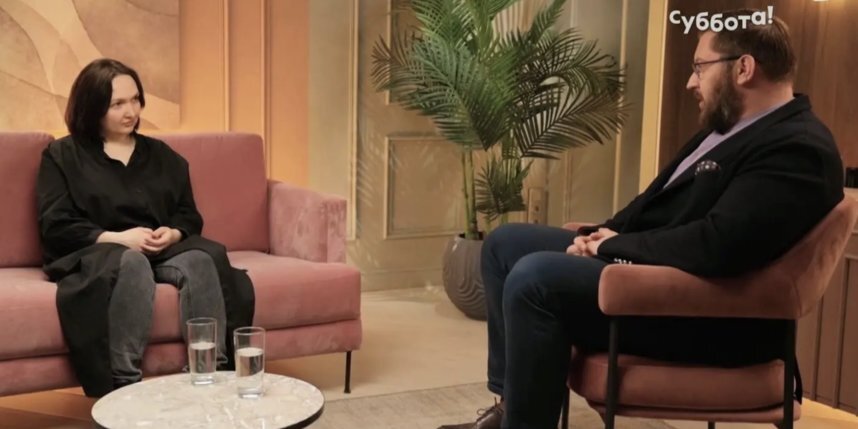    Героиня в офисе психолога Марка Бартона. скриншот с сайта телеканала "Суббота".