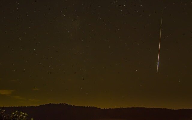 Метеор в ночном небе