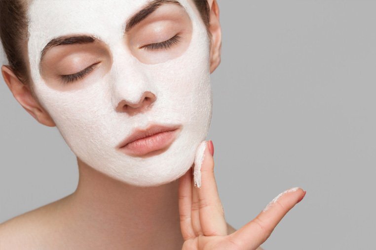 Наносить маску на лицо желательно не на ночь, а в утренние часы. Именно в это время суток кожа наиболее восприимчива к подобным вмешательствами, и эффект будет сильнее.