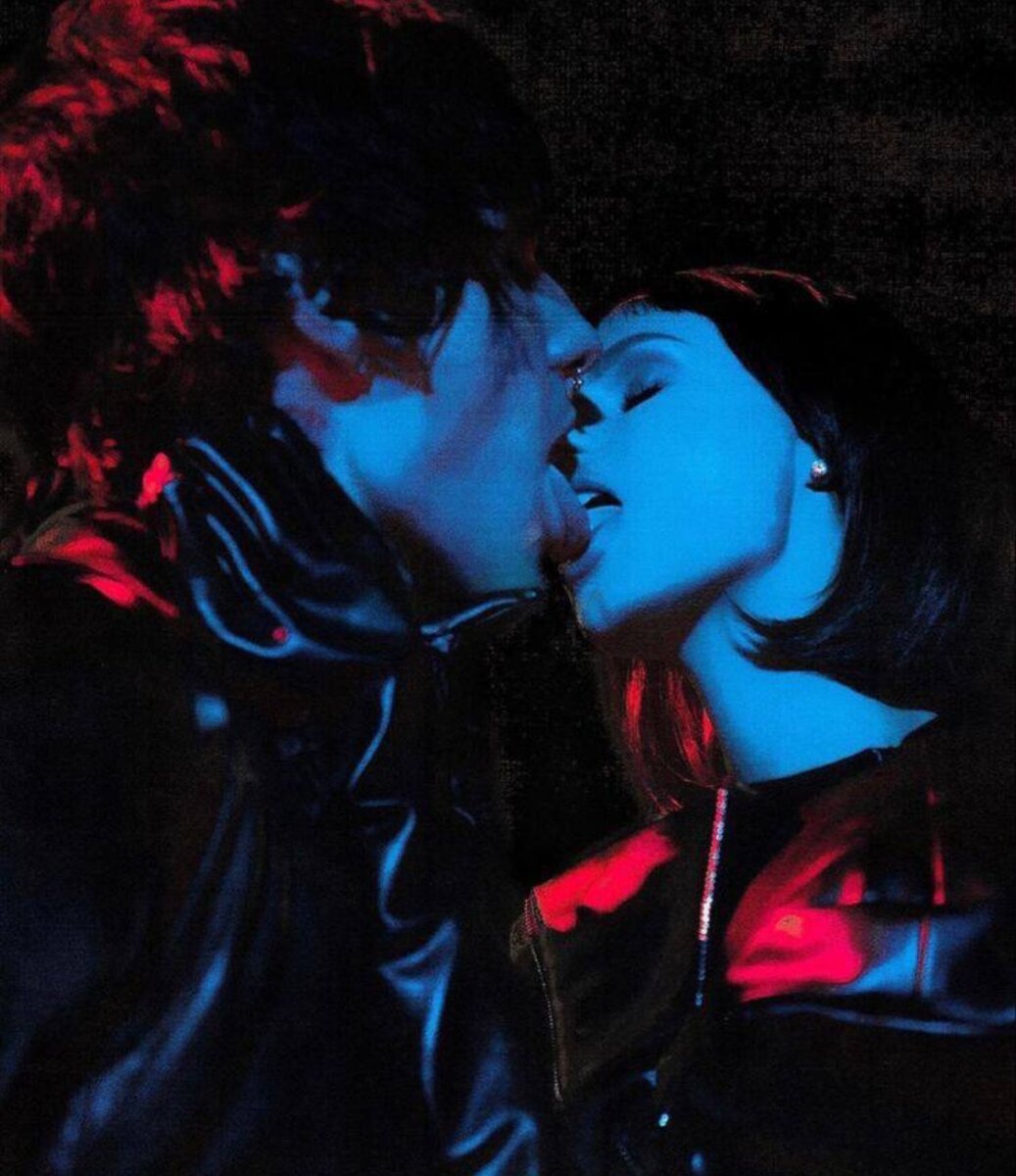 По сети гуляют фотографии и видео Дианы и Глеба. Парочка не скрывает своей любви и показывает её нам. Посмотрим как долго они проживёт в месте. Но на самом деле я очень рада за ребят, и давайте поддержим их❤️