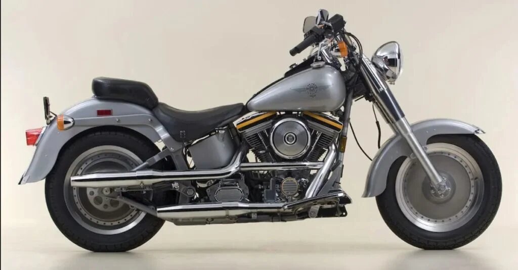 Harley-Davidson впервые выпустил Fat Boy в 1990 году, и с тех пор он стал одним из самых популярных мотоциклов бренда.-2