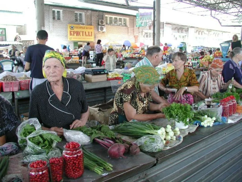 Старушка на рынке. Бабушка на рынке. Бабка торгует на рынке. Бабушки торгуют на рынке.