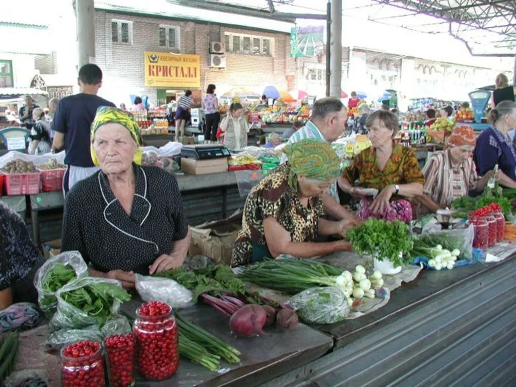 Бабушек базар. Бабуся на рынке. Бабушка на рынке. Бабки торговца на рынке. Рынок бабульки прилавок.