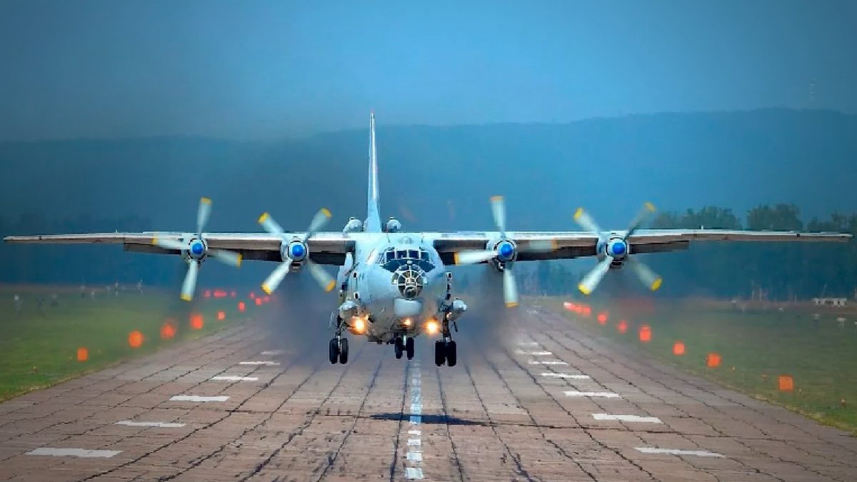 «Старичок» Ан-12 резво побежал по рулёжке к месту старта, тихонько постукивая всеми пневматиками на стыках бетонных плит аэродрома, будто понимая, что скоро его разберут, почистят, помоют, всё проверят, что надо поменяют и будет он опять, как в молодости, сильный и резвый.