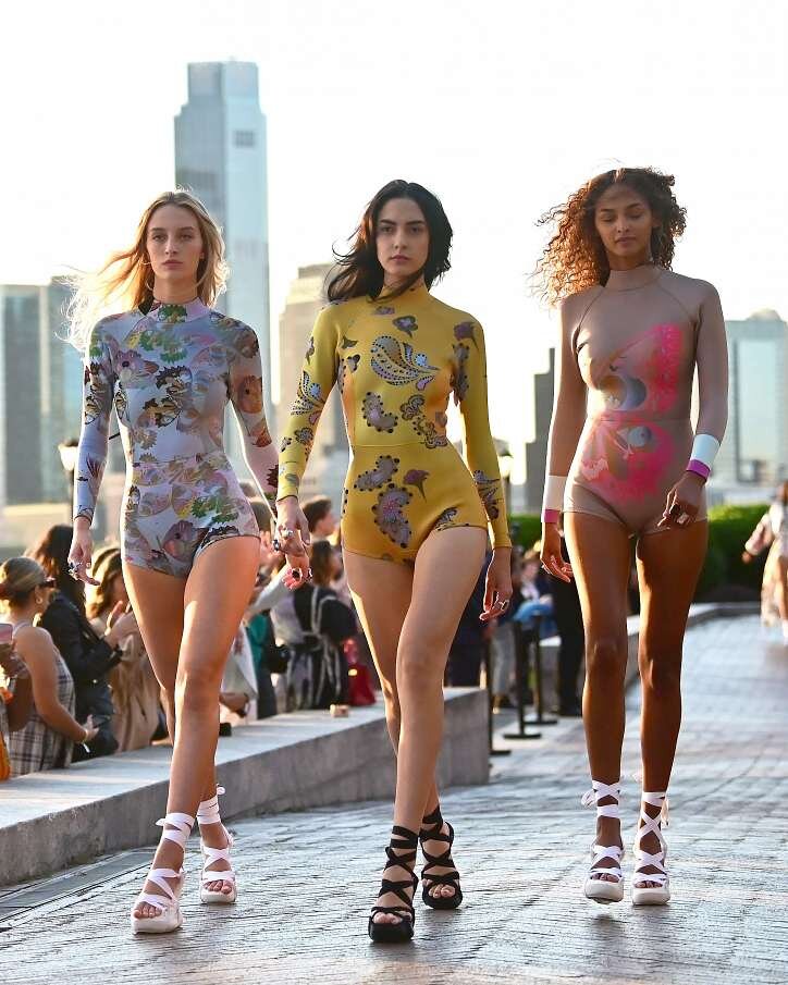 Купальники с длинными рукавами Несколько сдали свои позиции, но все ещё присутствуют в модных коллекциях и модели с рукавами. Причём найти можно не только «исходный» вариант – спортивные купальники, но и модели с яркими принтами, и с полупрозрачными рукавами и вставками – в таких можно не только плавать, но и, дополнив «низом», отправиться на променад по набережной.