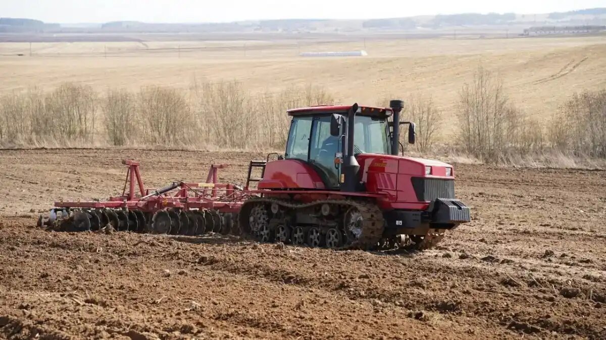 Фото: telegram-канал BelarusTractors_official Гусеничный трактор BELARUS от МТЗ в поле