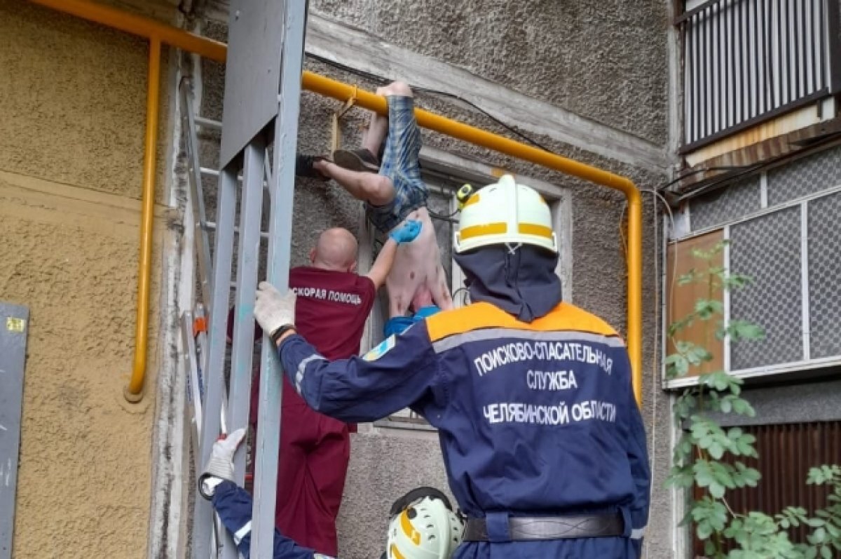    В Магнитогорске спасли мужчину, который повис вниз головой на газопроводе