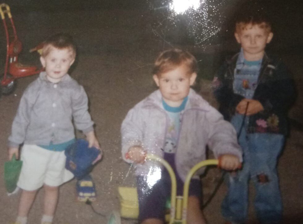 Мося в центре. Осваивает первый велосипед.