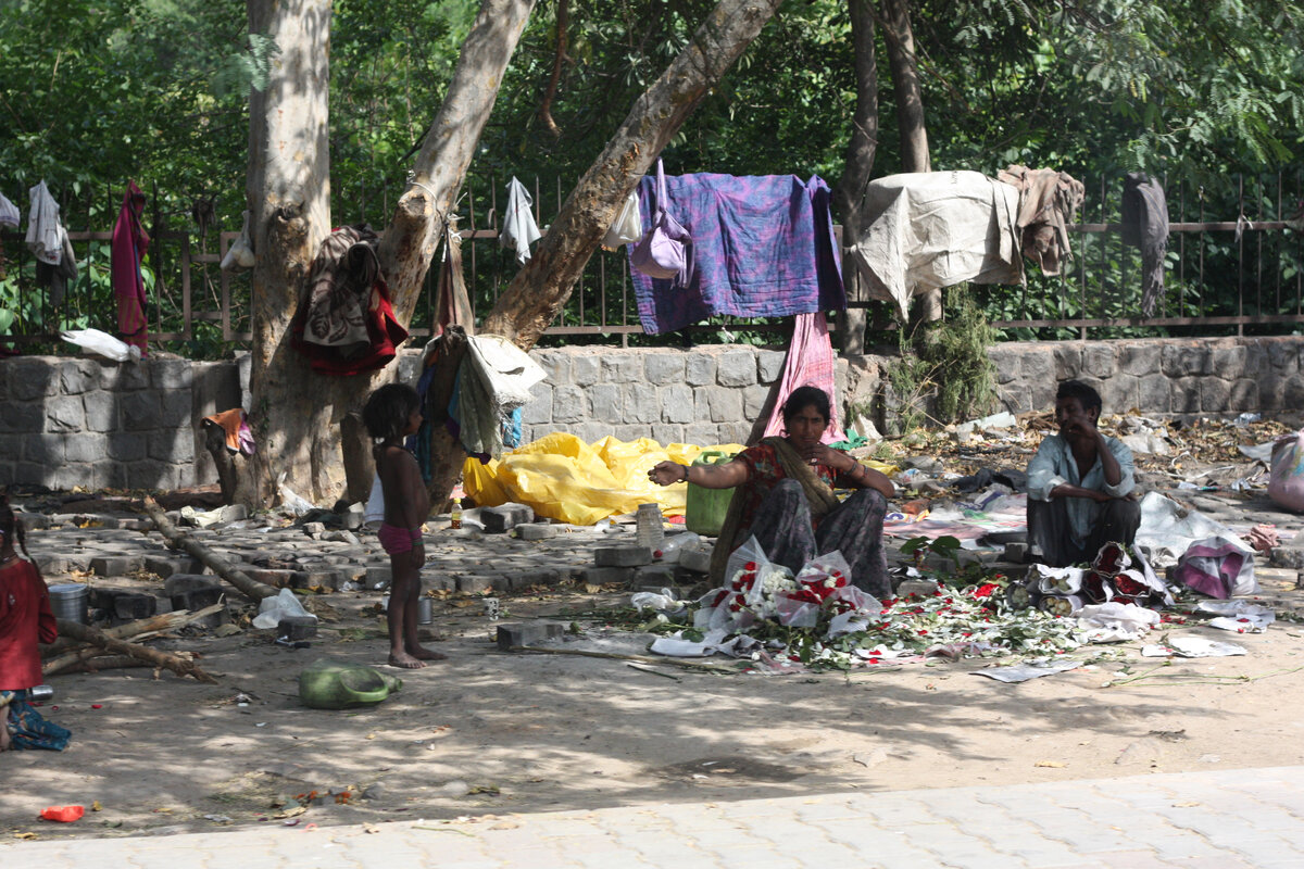 Семья, живущая на улице Дели.