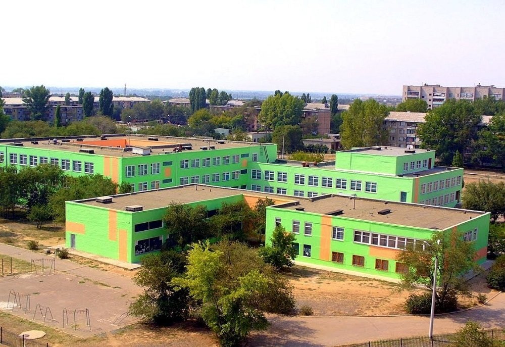 Буквально вчера вышла новость, что в Астраханской области, в г. Знаменске закрыли школу № 236. Причина: риск обрушения несущих конструкций здания.