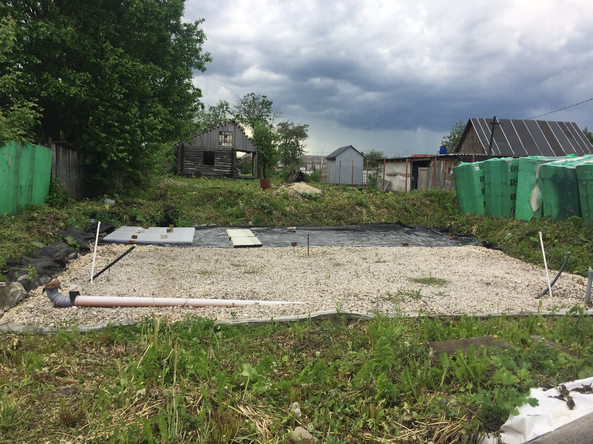 щебенка чутка проросла, так как на 2 года я забил на стройку 😊