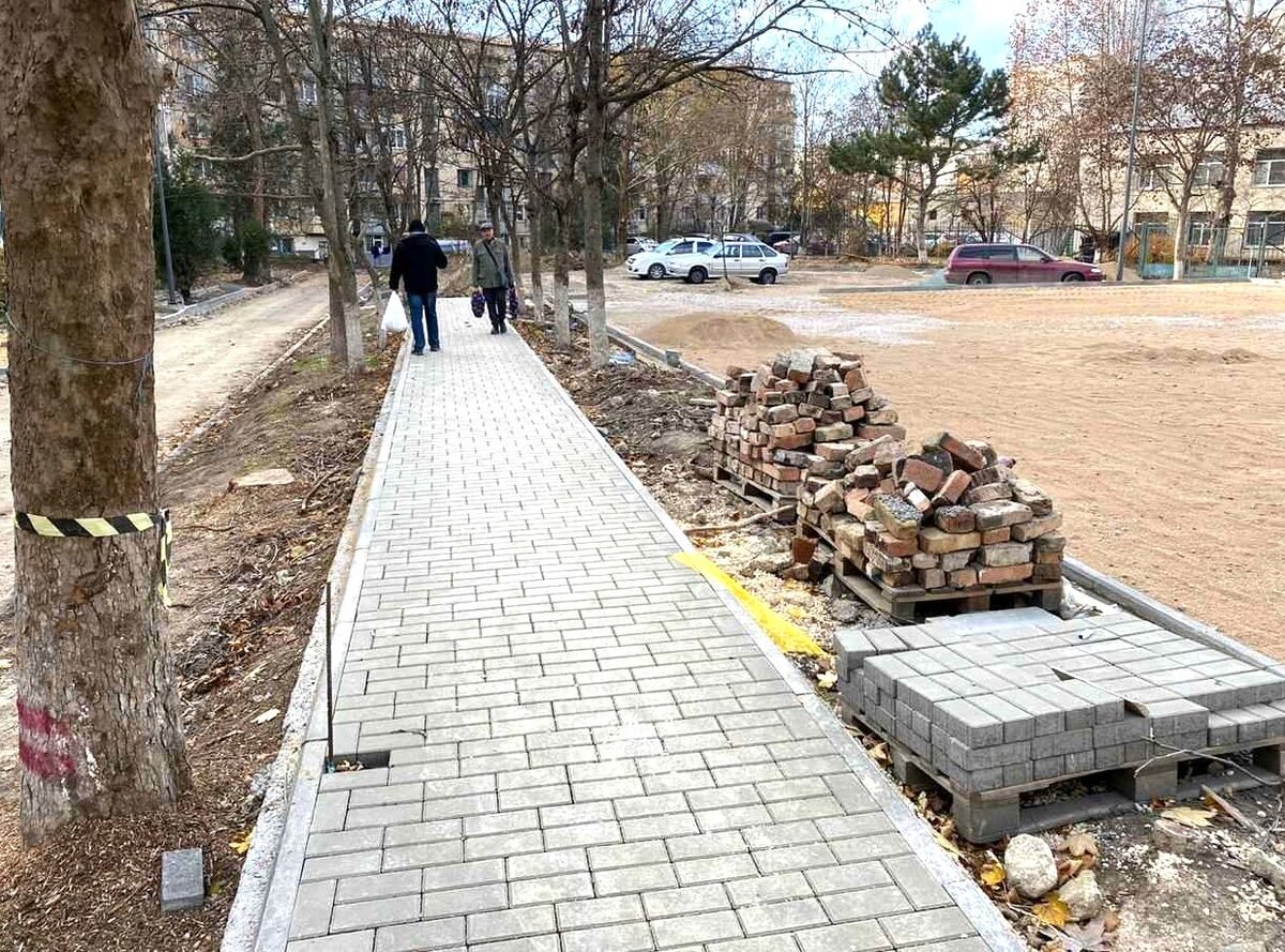 Меняется плитка на тротуарах