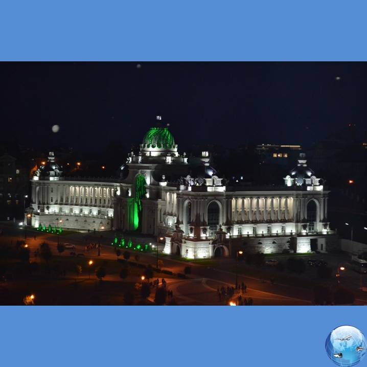 Казань. Вид из Кремля на дворец земледельцев. Как творчески решили вопрос с подсветкой! Видите, где зеленый свет, там словно дерево растет из земли!