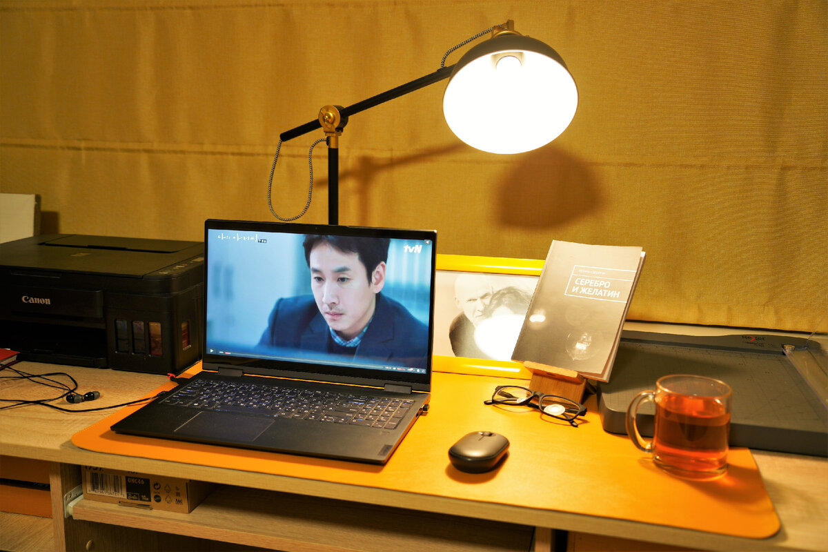 Так смотрю дорамы. (На экране сцена из первой серии "Аджосси").