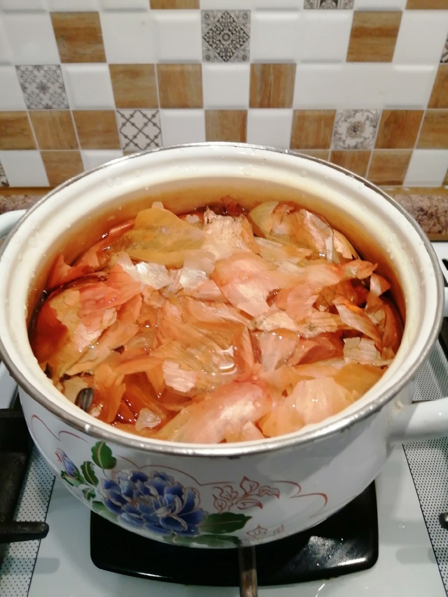 кипятим луковую шелуху