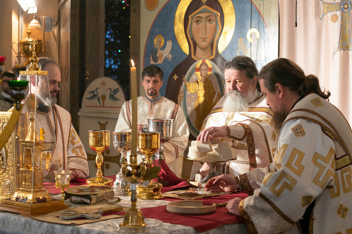 Под богослужебными облачениями понимаются те одежды православных церковнослужителей и священнослужителей, которые надеваются только для совершения священнодействий.