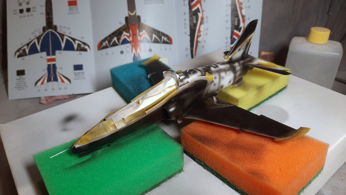 Пока то, да сё, начал красить свое BAe Hawk T.1