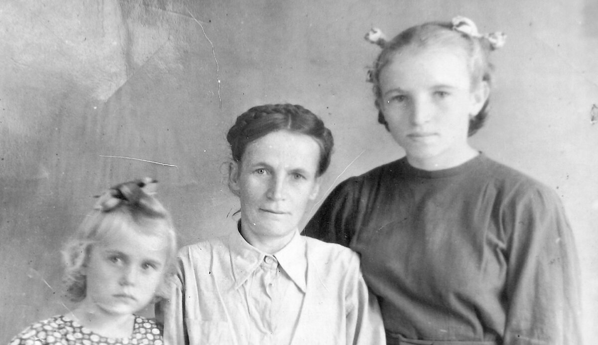 Слева направо: моя мама, бабушка и тетушка