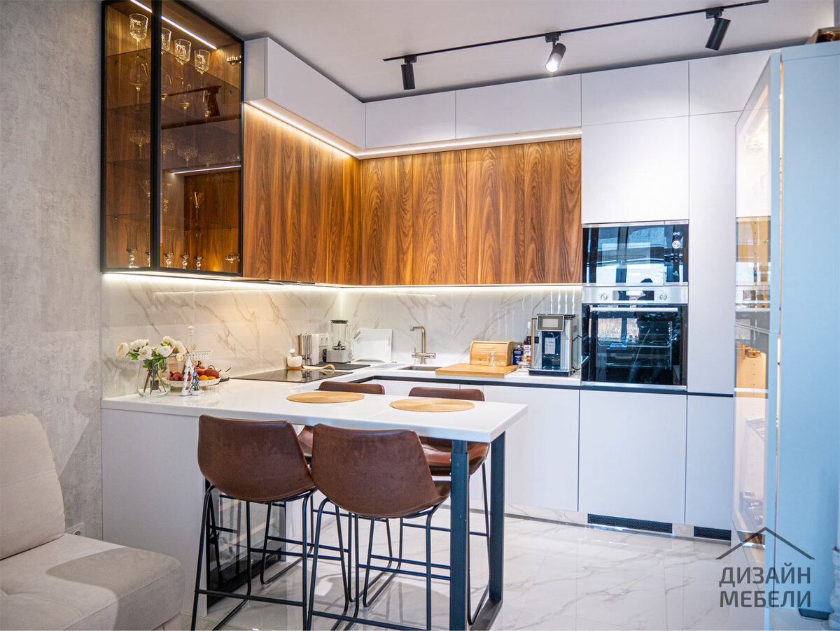 Полуостровная кухня с винным шкафом, двумя морозилками и воздушной стеклянной витриной / Дизайнер: Иван Макаров / Проект сдан: январь 2022 г.