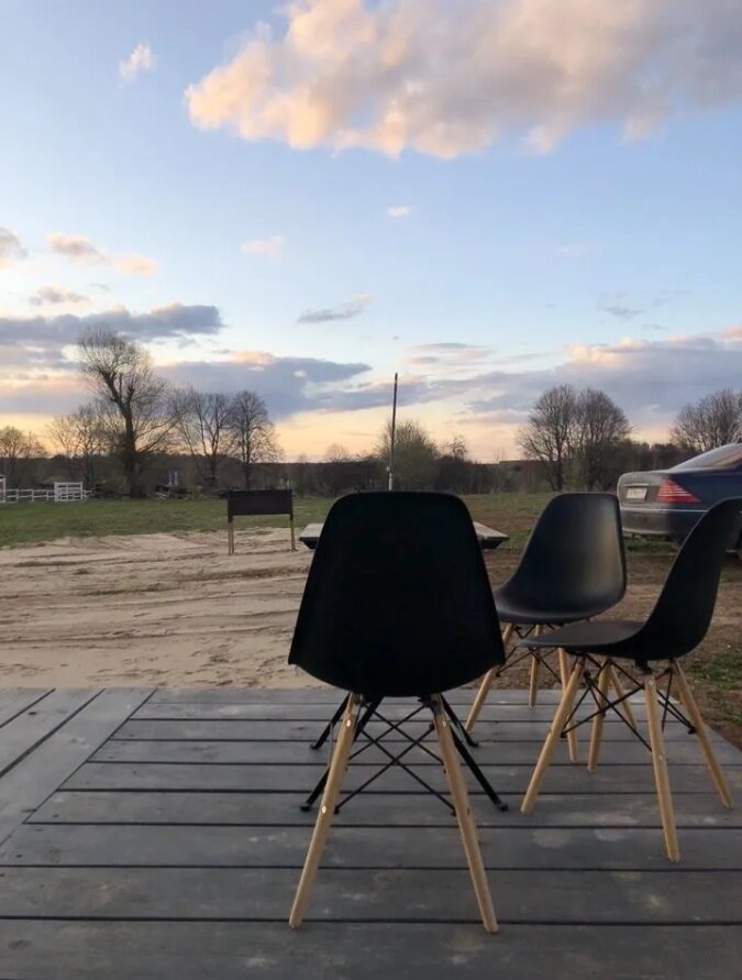 На месте старых домов деревни постепенно вырастают новые