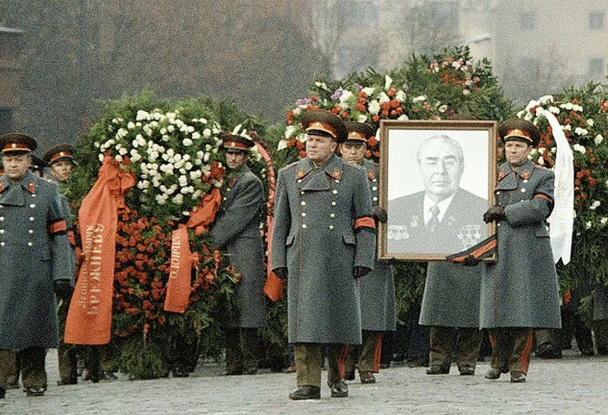 1982 — Похороны л. и. Брежнева на красной площади.. После смерти брежнева пост генерального секретаря занял