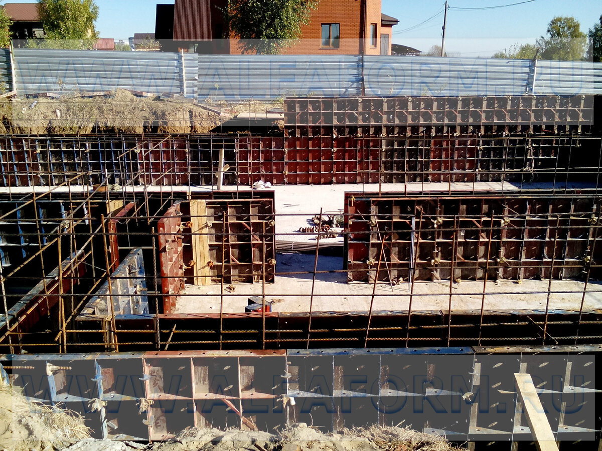 Фото 1. Пример сборки мелкощитовой опалубки для формирования железобетонного фундамента при строительстве частного дома