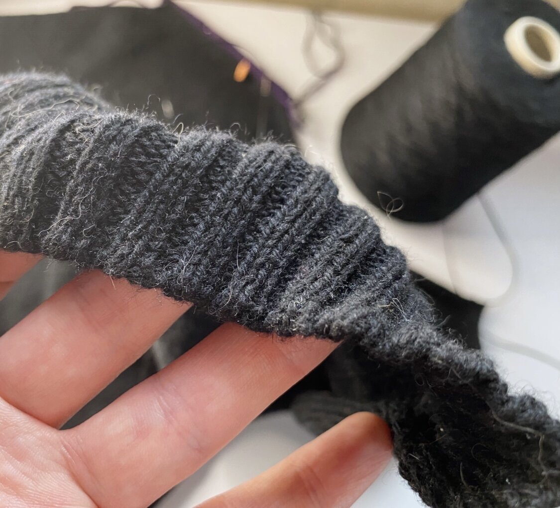 Резинку держит слабо, требуется спандексовая нить в качестве блокиратора