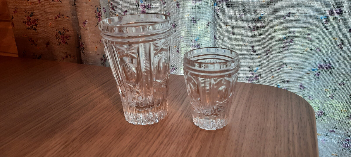 Стаканы и стопки, по 6 штук. СССР, 70-е годы. У мамы точно такая посуда, помню ее с детства. Просто не могла не оставить. Фото автора.