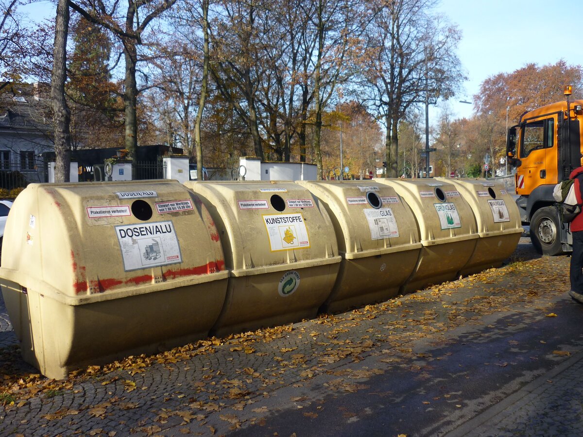 На улице много таких мест, но это именно для жителей района