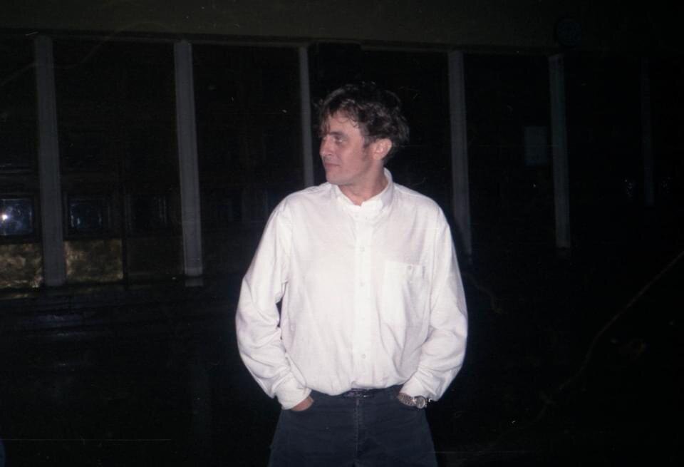 На сопроводительных фоточках запечатлено, как в летней ночи середины 90-х заехал я к дверям родного института. Увы, не как инженер, а ... Теперь он именуется МТУСИ (раньше МЭИС). То есть в названии подсказка: хочешь тусить -- тебе сюда.