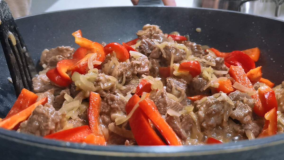 Муж готовит мясо так, что подходит к любому гарниру. И с овощами вкусно, и  с крупами (рецепт по-кавказски с аджикой) | Розовый баклажан | Дзен