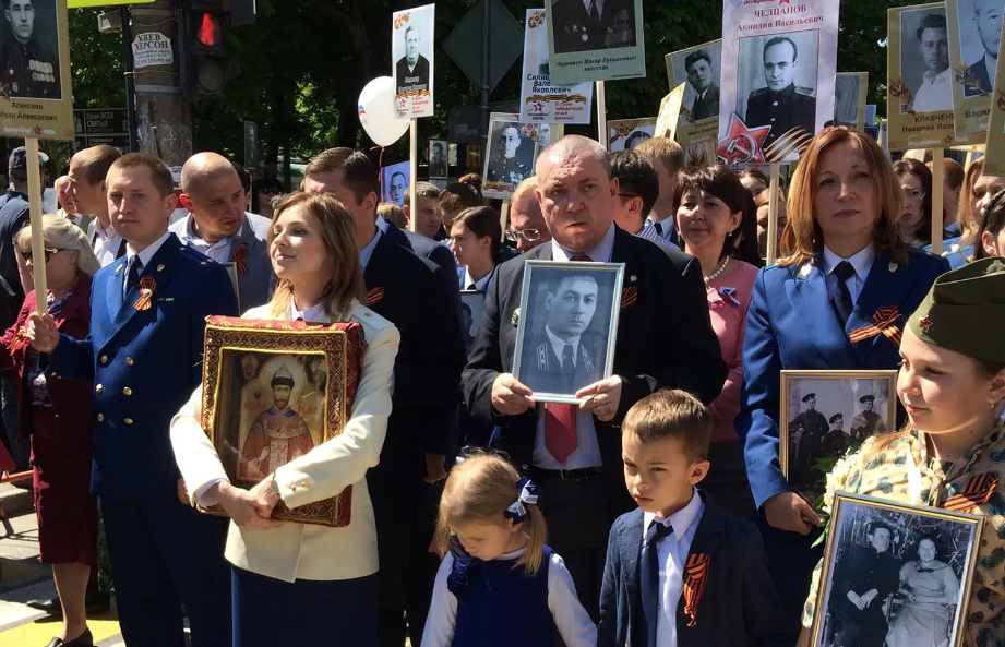 Наталья Поклонская с портретом Николая II на шествии «Бессмертный полк» в Симферополе. 9 мая 2016 года. Фото: Алексей Коновалов / ТАСС / Forum