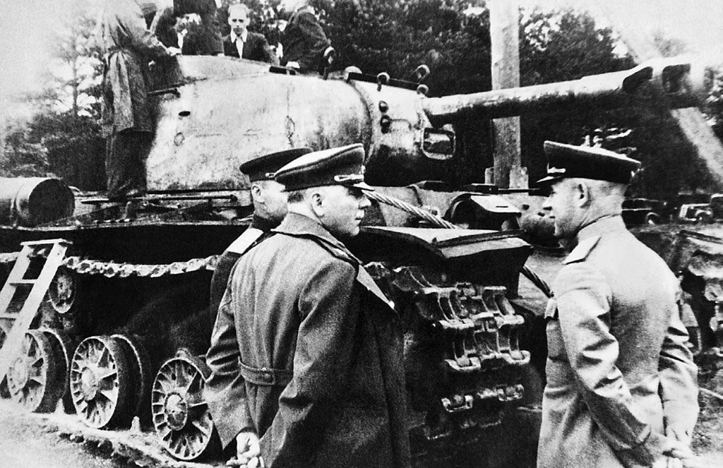 Ворошилов на показе опытного КВ-1с с измененной башней и 122-мм гаубицей С-41.