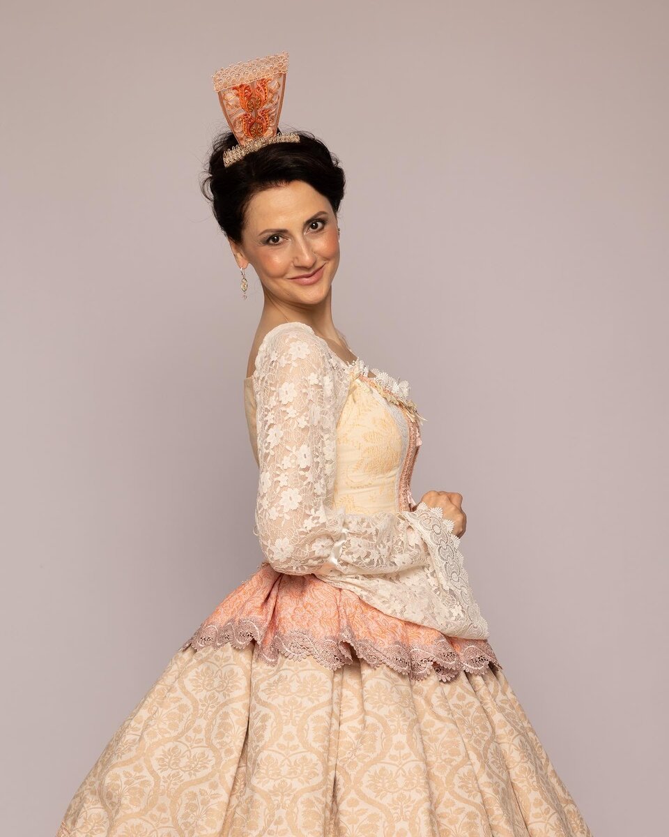 Наталия Давыдова в роди Смеральдины в спектакле «Слуга двух господ».