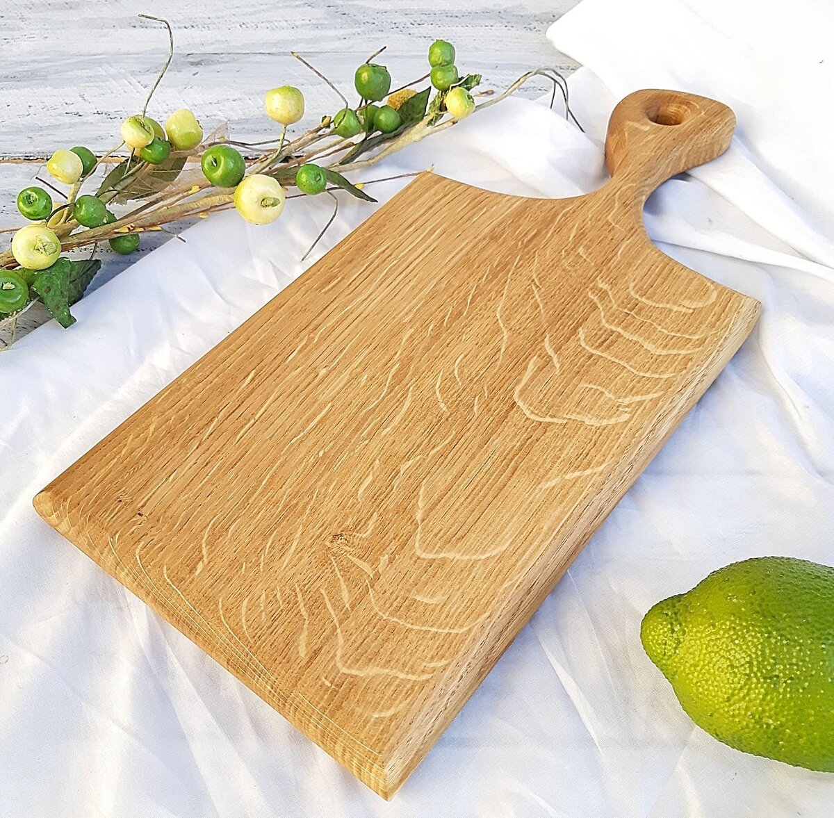 Красивая разделочная доска из натурального дерева всегда сможет придать вашему столу изящества.
